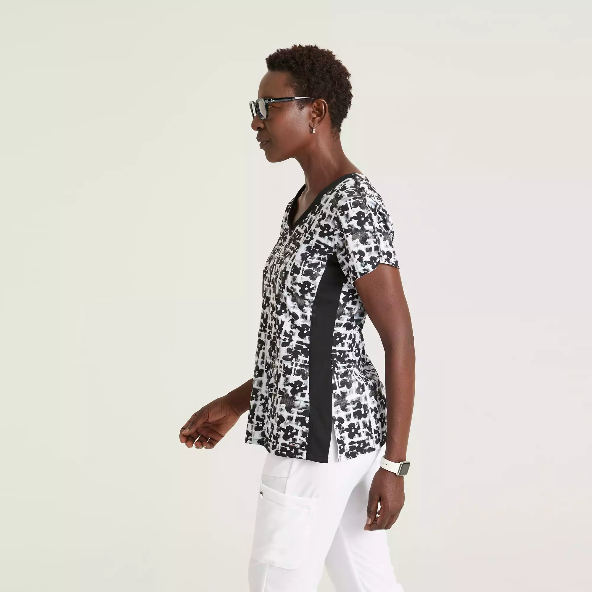 Greys-Anatomy-Spandex-Stretch-Womens-4-Pocket-V-neck-Seamed-Sleeve-Top-GRST207-Floral-Scents-03.webp
